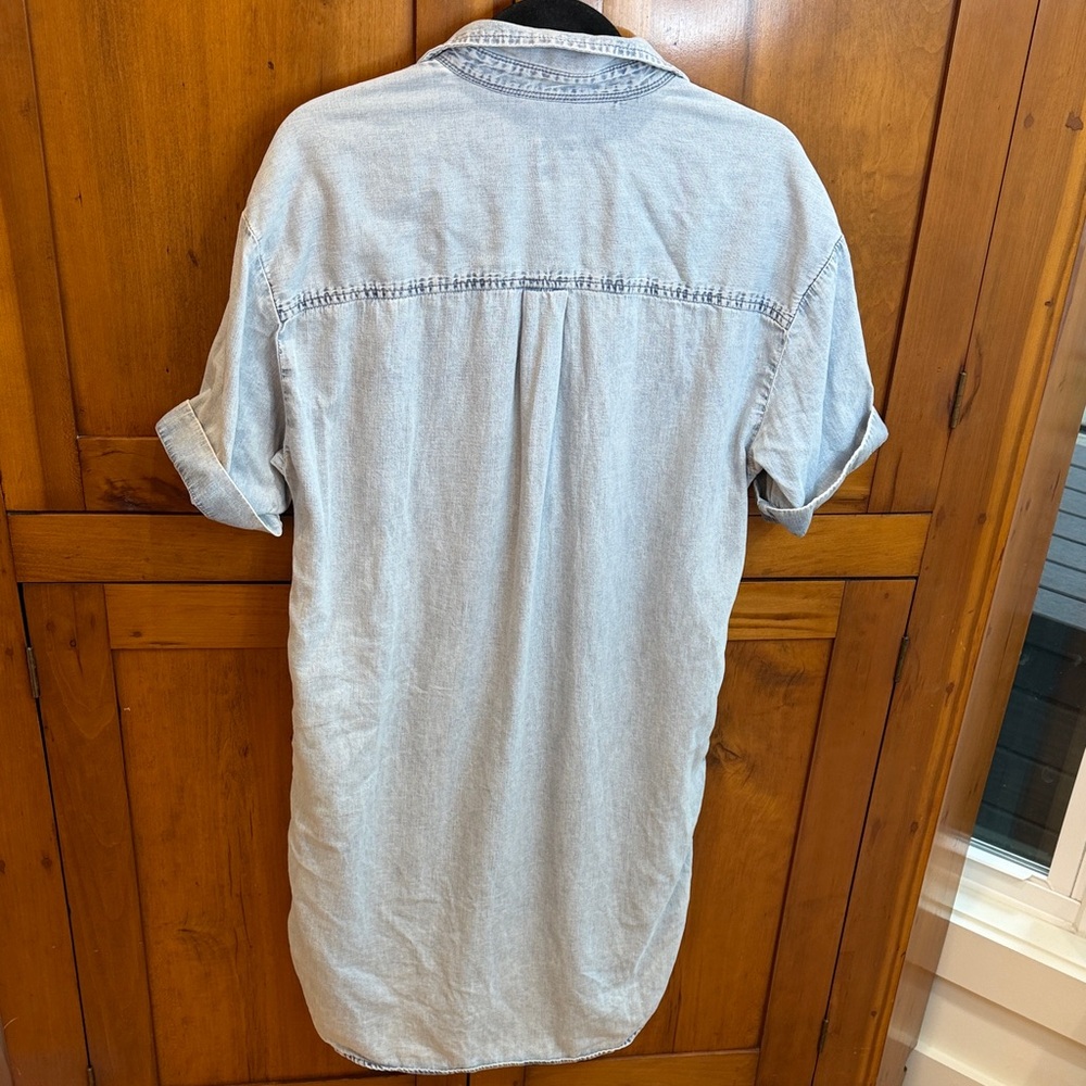 GAP Super Soft Light Wash Button Down Chambray Sh… - image 3